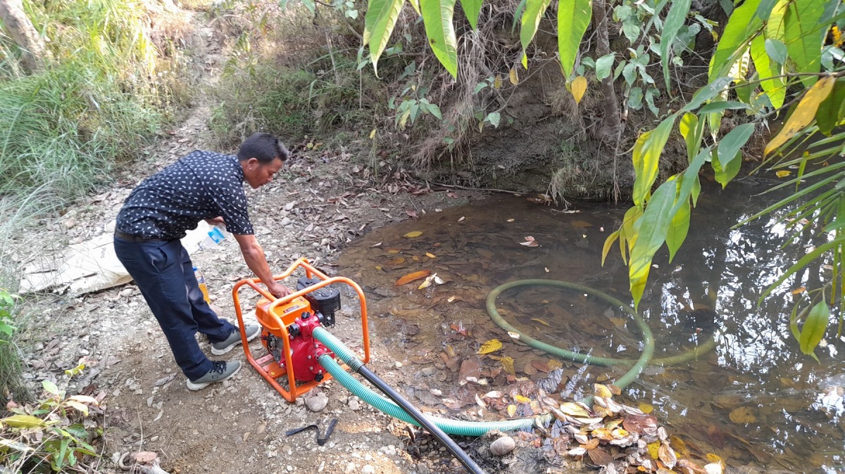 आफ्नो जमिनमा सिँचाइको व्यवस्था गर्दै धनबहादुर मर्साङ्गी।